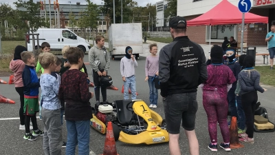 Jugendleiter Johannes Jäger bei der theoretischen Einweisung am Kart beim<br>Ferienprogramm des MSC Wiesau. (Bild: Karl-Heinz Dietrich)
