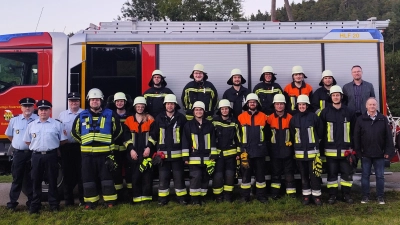Zwei Leistungsgruppen der Freiwilligen Feuerwehr legten in den vergangenen Tagen das Leistungsabzeichen „Die Gruppe im Löscheinsatz” ab. Dazu gratulierte Bürgermeister Florian Junkes (hi. rechts) und das Schiedsrichter-Team um Kreisbrandmeister Alexander Graf (2.v.li.). (links) (Bild: Paul Böhm)