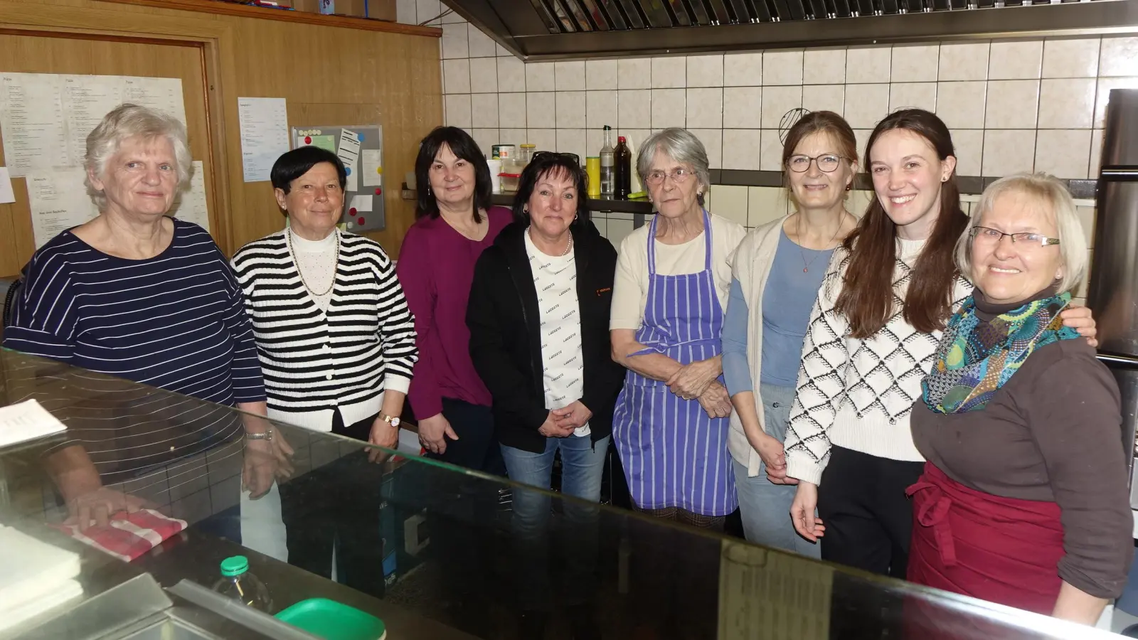 Die Damen vom Frauentreff Impuls sorgten für die Verpflegung beim Kartoffelsuppe-Essen in der Pizzeria La Strada. (Bild: Ludwig Höcherl)
