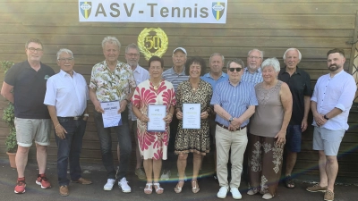 Mit Urkunden wurden zahlreiche Mitglieder der Tennisabteilung des ASV Neustadt ausgezeichnet. (Bild: Johann Adam)