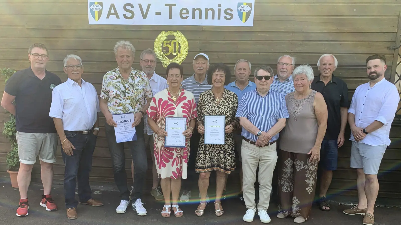 Mit Urkunden wurden zahlreiche Mitglieder der Tennisabteilung des ASV Neustadt ausgezeichnet. (Bild: Johann Adam)