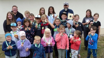 Beim Ferienprogramm des Schützenvereins Eichenlaub gab es nur Gewinner, die sich über ihre goldenen Medaillen freuten. (hinten links Jugendwart Andreas Dötterl, hinten rechts zweiter Schützenmeister Stefan Lautner) (Bild: Gerhard Löckler)