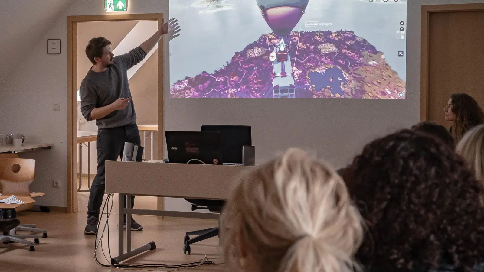 Medienpädagoge Maximilian Seeberger bei der Fortbildung. (Bild: Cirta Rosbach)