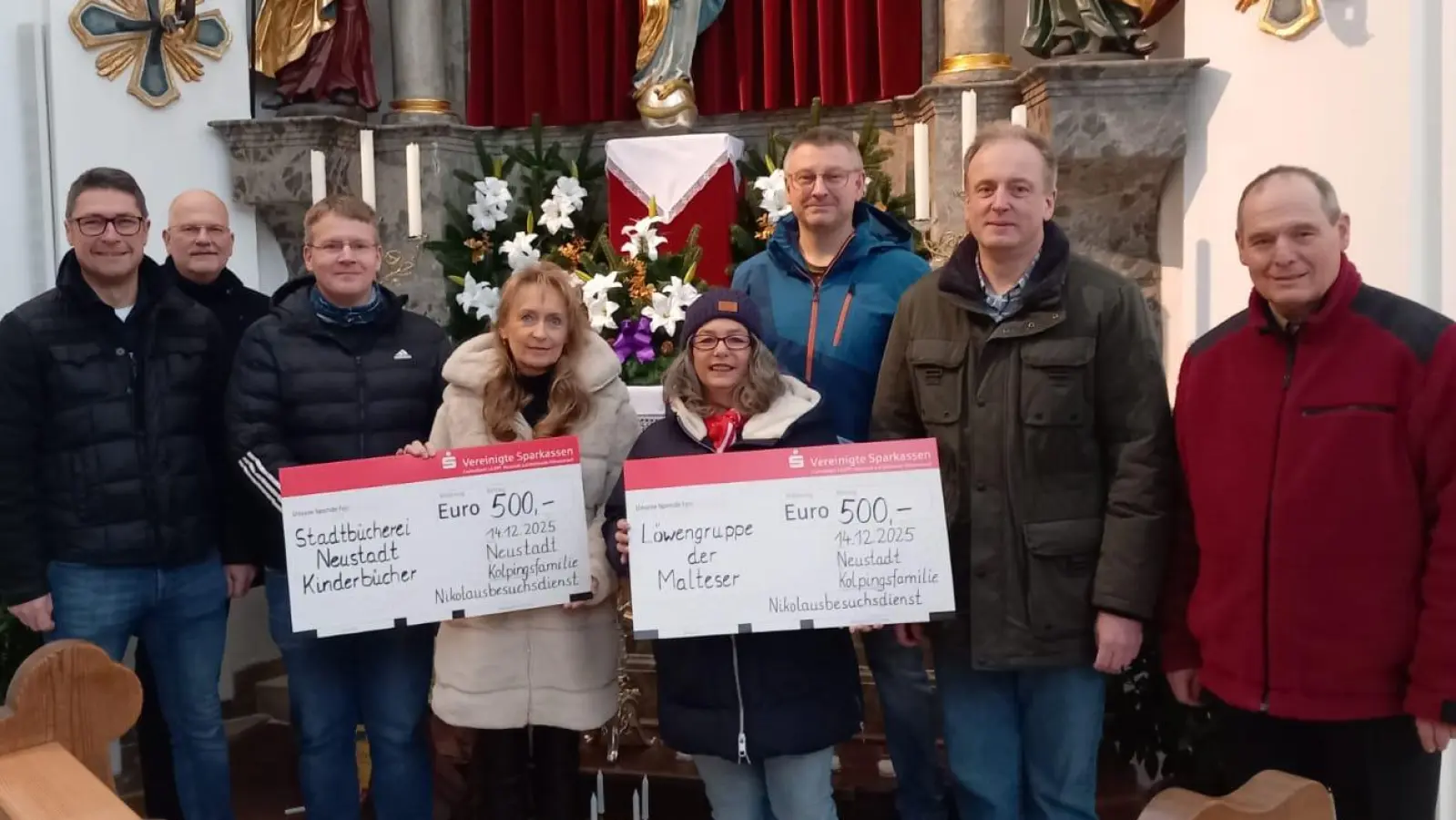Von Links die Nikoläuse, Armin Aichinger, Oliver Völkl ud Martin Schmidberger, sowie Josef Gleißner und Wolfgang Huber (von rechts) überreichen zusammen mit Kolping Vorstand Manuel Färber jeweils 500 Euro Spende an Frau Mutterer (links) und Frau Hörl (rechts Mitte) aus dem Erlös des Nikolausdienstes der Kolpingsfamilie. (Nicht auf dem Bild, Nikolaus Rainer Hetz) (Bild: Manuel Färber)