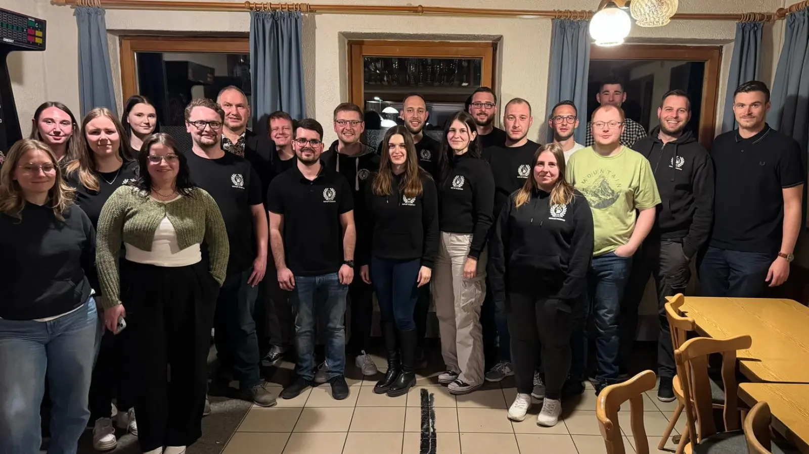 Bürgermeister Richard Kammerer (7. v. l.) dankte Manuel Prölß (2. V. r.) und seiner Vorstandschaft für die geleistete Arbeit und wünschte sich weiterhin rege Beteiligung am Vereinsleben. (Bild: Johann Kneißl)