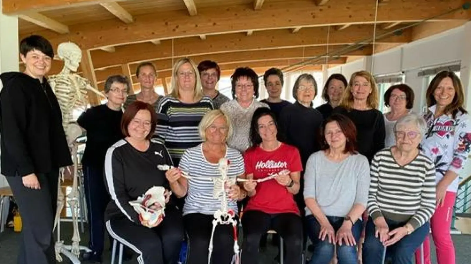 Die Teilnehmerinnen beim Vortrag „Die verborgene Kraft des Beckenbodens” mit Kursleiterin Monika Haas-Lehner (Reihe hinten dritte von rechts). (Bild: Kerstin Burkhardt)