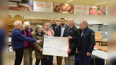 Die KAB-Nordoberpfalz spendet an die Tafel.  (Bild: Kunz)