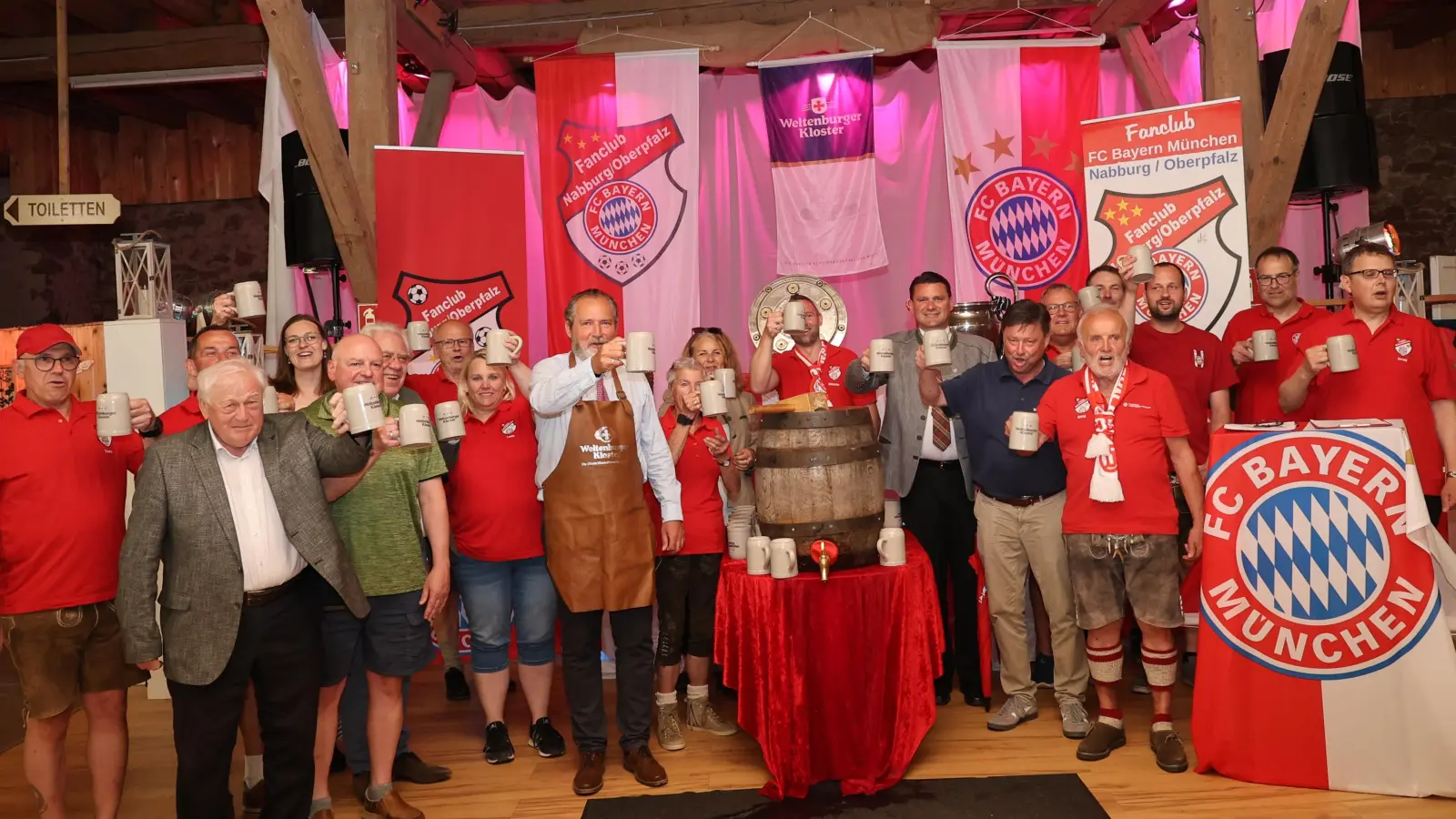 Schirmherr Bürgermeister Frank Zeitler, Ehrenschirmherr Landrat Thomas Ebeling und Fannclub-Präsident Bernd Hofmann stießen mit vielen Gästen auf ein Gelingen des bevorstehenden Jubiläums an.  (Bild: Bernd Hofmann)