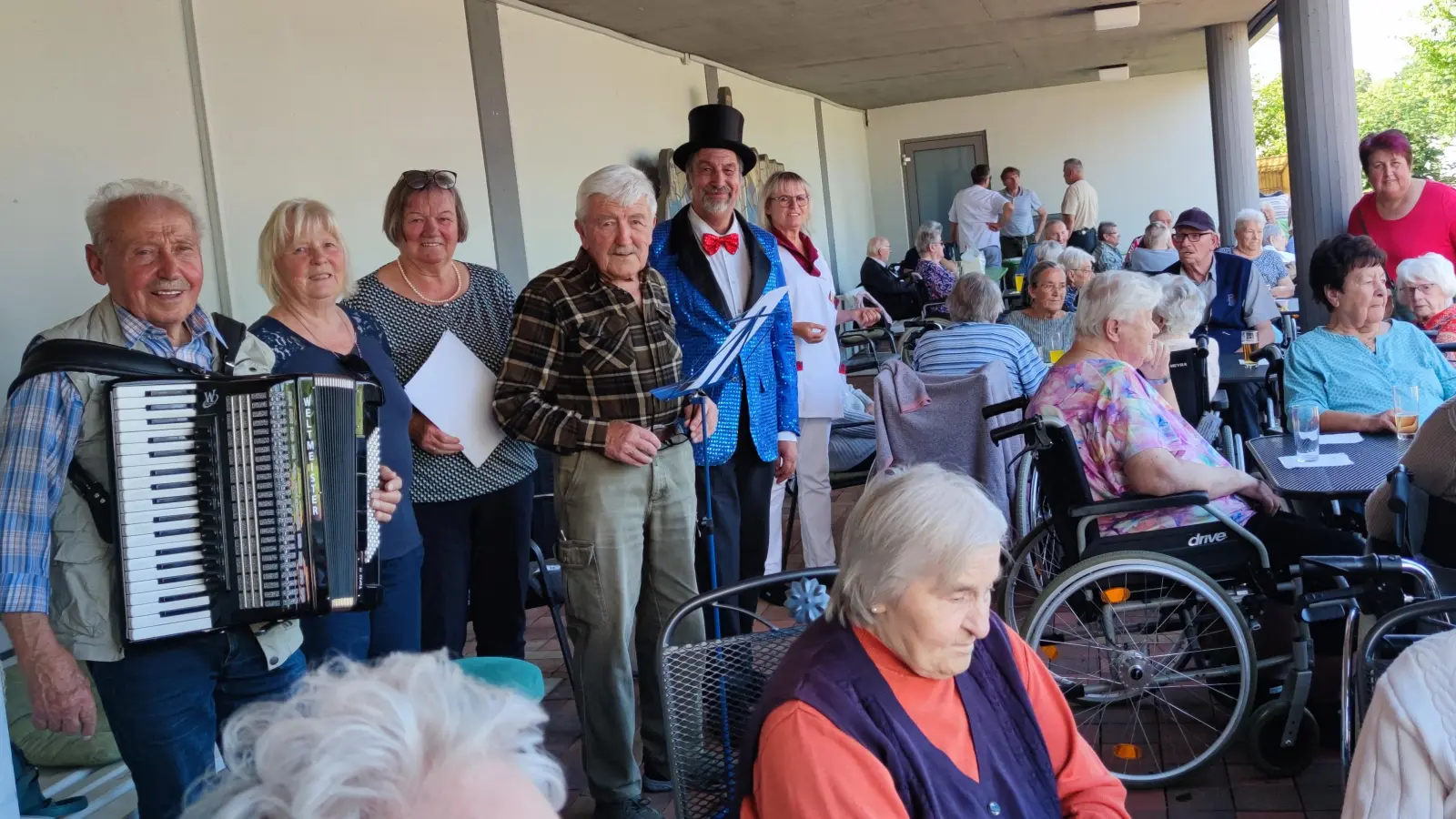 Ehrenamtliche Musiker, Zauberer Franz und Mitglieder vom Münchenreuther Frauenbund beim Sommerfest im Altenheim St. Martin Waldsassen  (Bild: Kathrin Dietz)