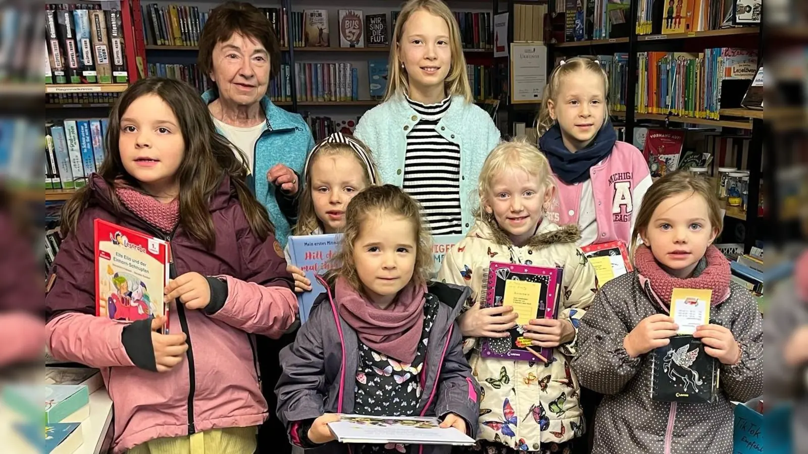 Die geehrten Kinder mit Leiterin Selma Markhof. (Bild: Gisela Kuhbandner)