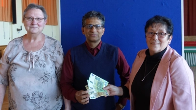 Spendenübergabe von links 2. Vorsitzende Elke Ulrich, Pfarrer P.Joseph, 1. Vorsitzende Anna Koller. (Bild: Michaela Staufer)