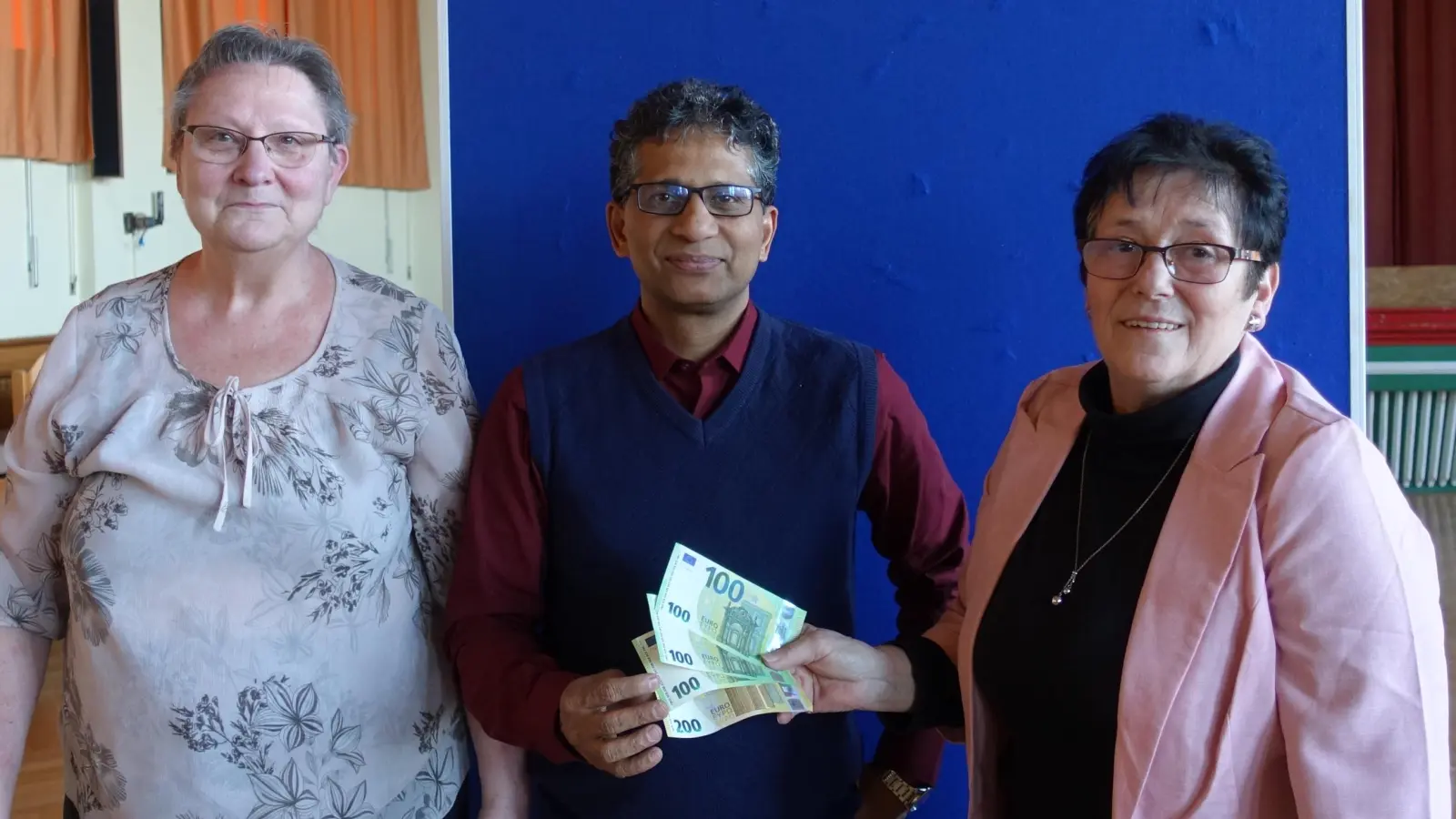 Spendenübergabe von links 2. Vorsitzende Elke Ulrich, Pfarrer P.Joseph, 1. Vorsitzende Anna Koller. (Bild: Michaela Staufer)