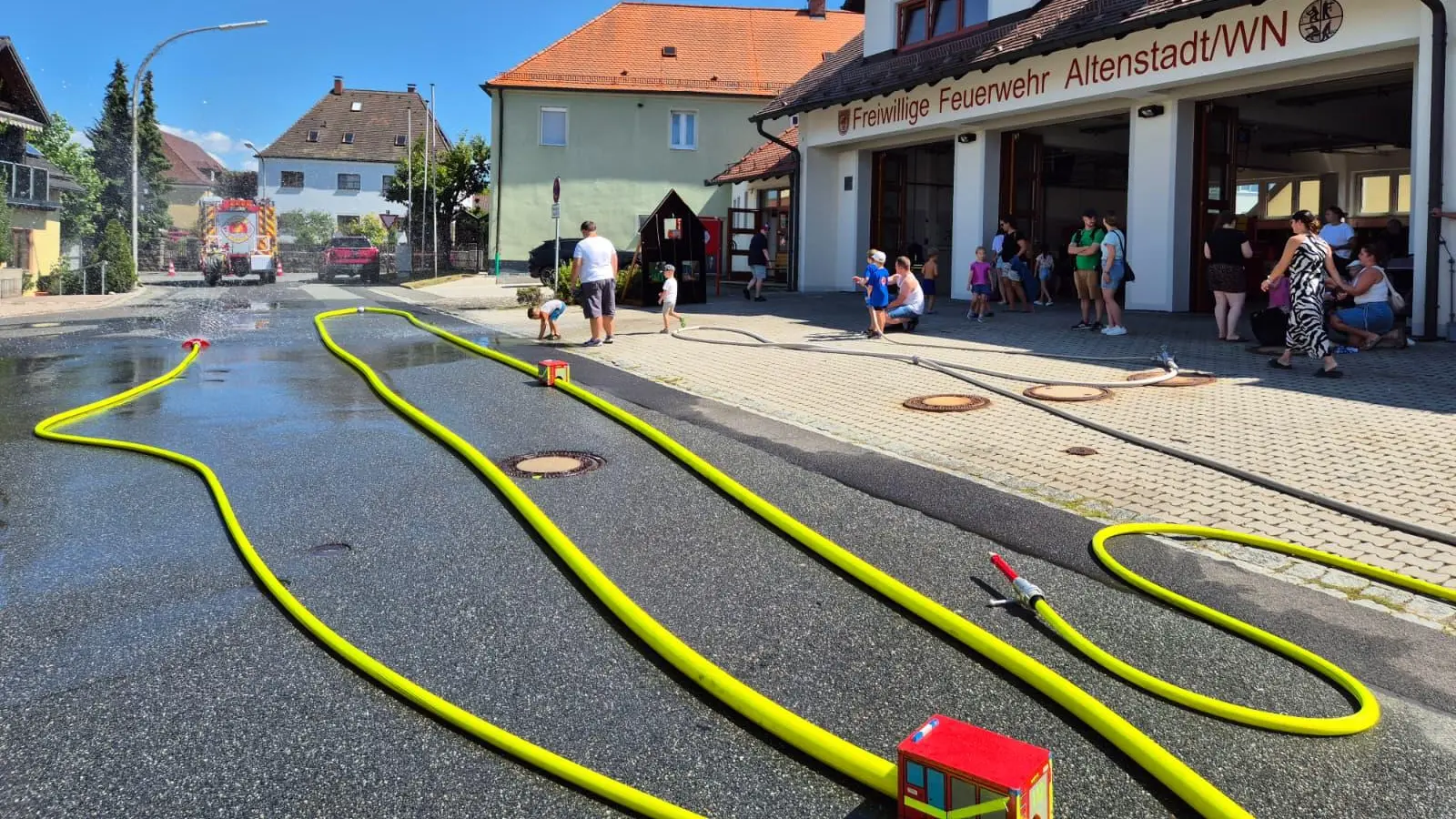 Viel Spaß hatten die Kinder bei der Feuerwehr am Gerätehaus.  (Bild: Karsten Drevenstedt)
