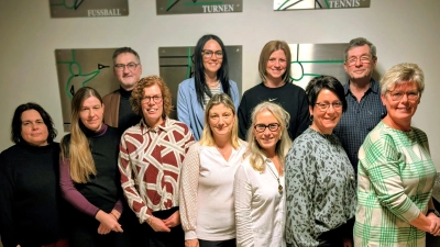 Die neue Vorstandschaft und die Übungsleiter. Vordere Reihe von links nach rechts: Diana Wachtel, Nicole Beck, Gabi Gauder, Jana Pöllmann, Michaela Heigl, Katrin Englhardt, Andrea Kneißl. Hintere Reihe von links nach rechts: Bürgermeister Hans Prechtl, Sabrina Bauer, Karina Prifling, Berthold Altrichter. Nicht im Bild: Beate Schreiner, Markus Lippert, Gabi Attenberger. (Bild: Berthold Altrichter)