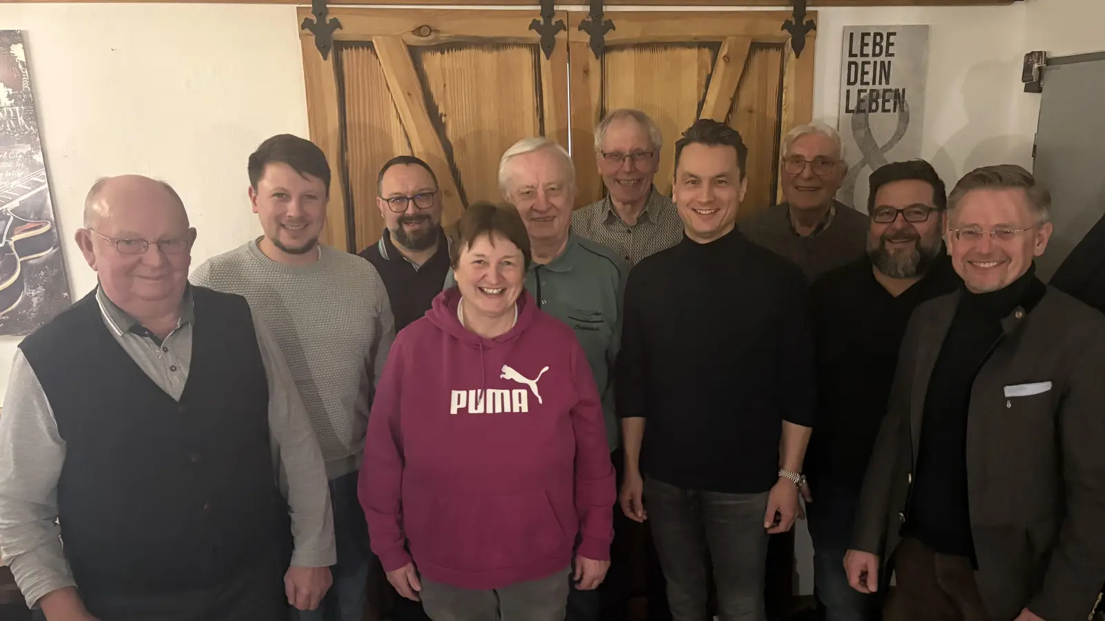 V. l. Max Weichs, Johannes Frauenholz, Holger König, Christa Dötterl, Alois Melzner, Ortsvorsitzender Lothar Porst, Fraktionsvorsitzender Bernhard Söllner, 2. Bürgermeister Josef Hecht, Bürgermeister Thomas Kaufmann, Landtagsvizepräsident Tobias Reiß. (Bild: Matthias Melzner)