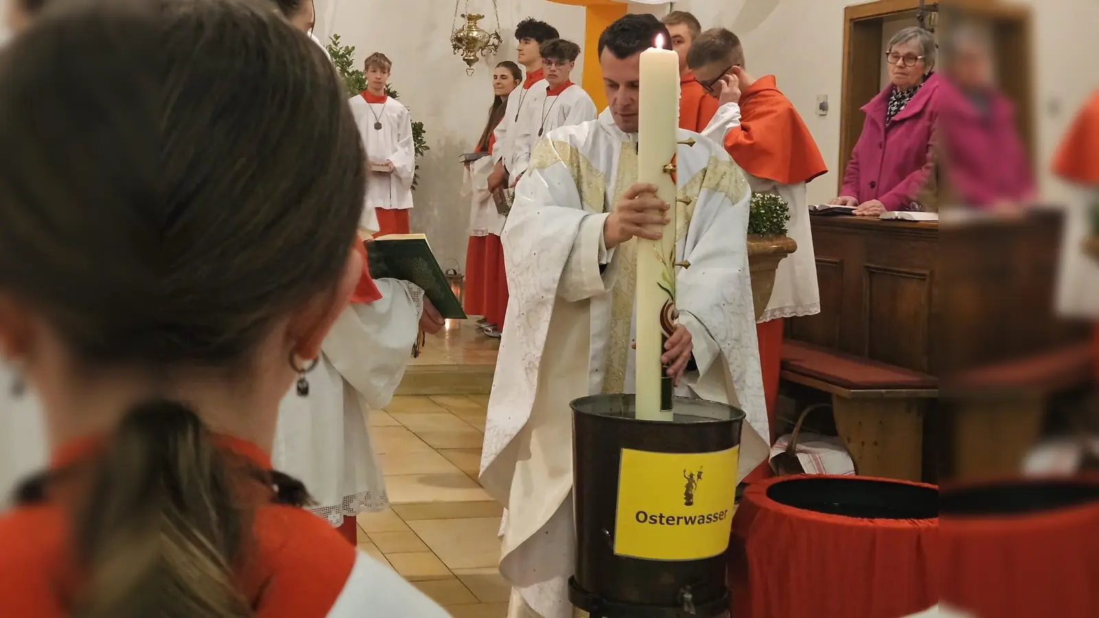 Osternacht in St. Dionysius Neunkirchen - Weihe des Osterwassers (Bild: Beate Suttner)