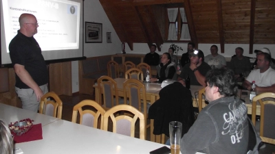 Stille herrschte im „Hans-Peter-Lederer Saal“ im Muglhofer Feuerwehrhaus bei Vortrag von Notfallseelsorger Pfarrer Johannes Lukas (Bild: Robert Ronke)