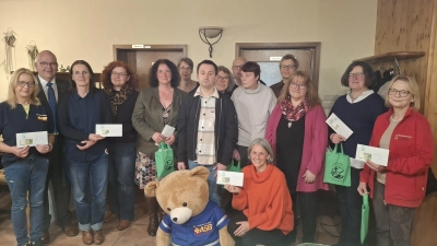 Spendenübergabe an die Hilfsorganisationen mit Diözesanvorsitzender Maria Reitinger (Zweite von rechts), 1. Vorsitzender der KLB Wernersreuth Brigitte Meyer (Dritte von rechts), Kreis-Landvolkpfarrer Anton Witt ( Siebter von rechts), Bürgermeister Klaus Meyer (Zweiter von links). (Bild: Brigitte Meyer)