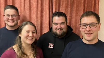 Andreas Schlicht und Annemarie Brunner (rechts, Zweite von links) übergaben das Amt der Jugendwarte bei der Jugendfeuerwehr Ahornberg an Maximilian Horn und Stefan Popp (von links). (Bild: Feuerwehr Ahornberg/exb)