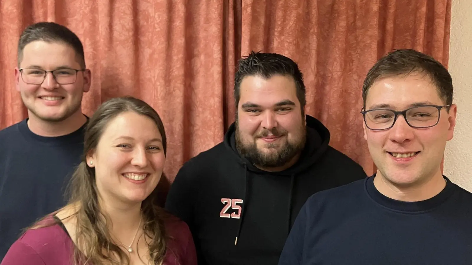 Andreas Schlicht und Annemarie Brunner (rechts, Zweite von links) übergaben das Amt der Jugendwarte bei der Jugendfeuerwehr Ahornberg an Maximilian Horn und Stefan Popp (von links). (Bild: Feuerwehr Ahornberg/exb)