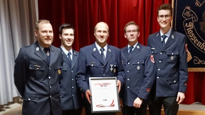 Ulrich Krapf hält neu erhaltene Ehrenurkunde in der Hand. Von links: Daniel Stahl, 1. Kommandant; Stephan Siegler, 2. Vorsitzender; Ulrich Krapf, Ehrenvorsitzender; Sven Fischer, stellvertretender Kommandant; Elia Stahl, 1. Vorsitzender (Bild: Christina Kraus)