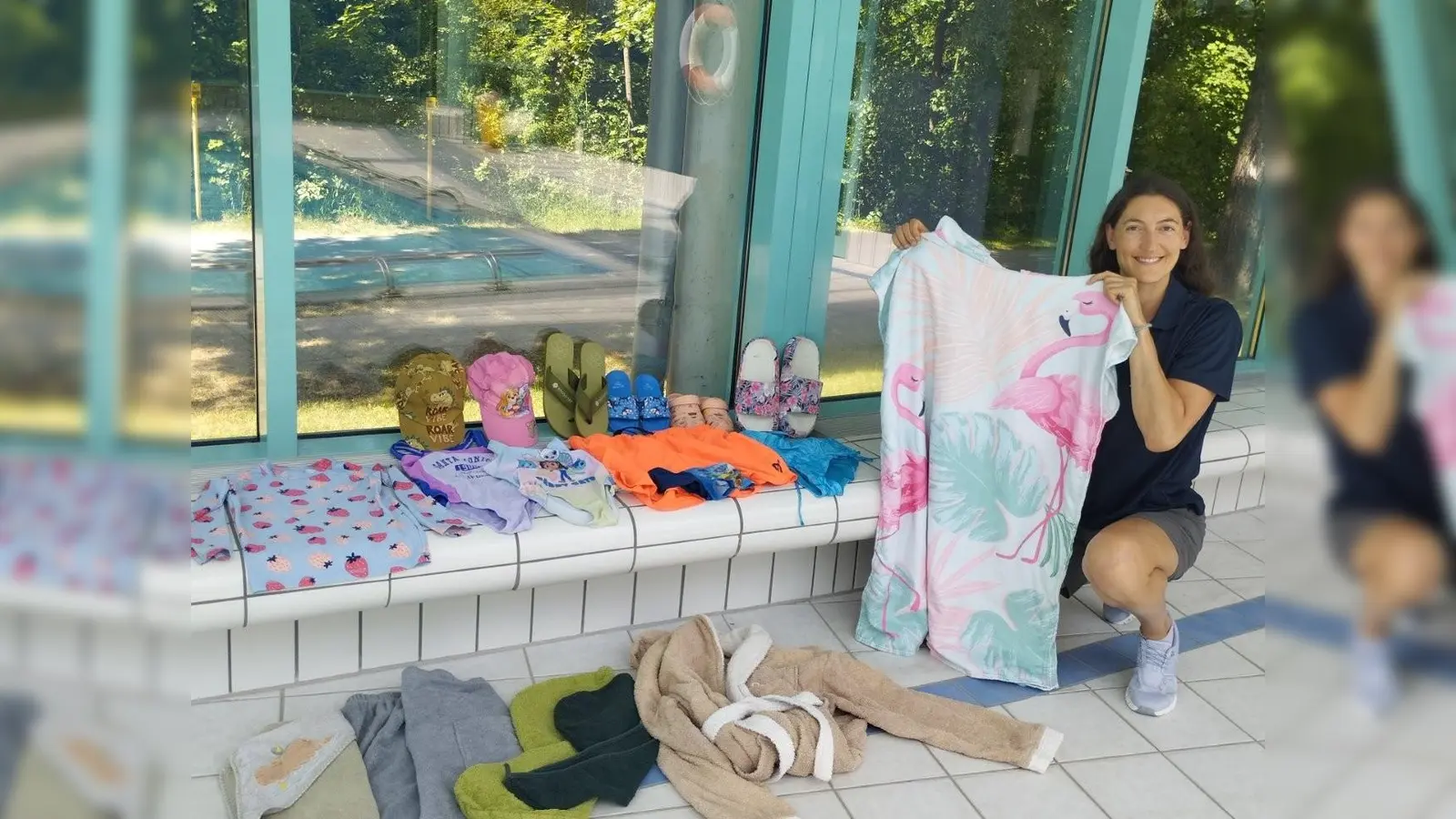 Zum ersten Mal findet ein Fundsachen-Flohmarkt für Schwimmartikel vor dem Hockermühlbad Amberg statt – kommen, gucken, was Schönes mitnehmen und was Gutes tun, hierzu lädt das Stadtwerke Amberg Bäder-Team, hier Simone Baumgartl herzlich ein. (Bild: Helena Schuh)