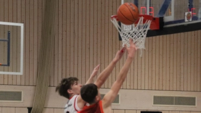 Es ging hoch her - hier der Kampf um den Rebound - die Hunters im weissen Trikot (Bild: Jürgen Masching)