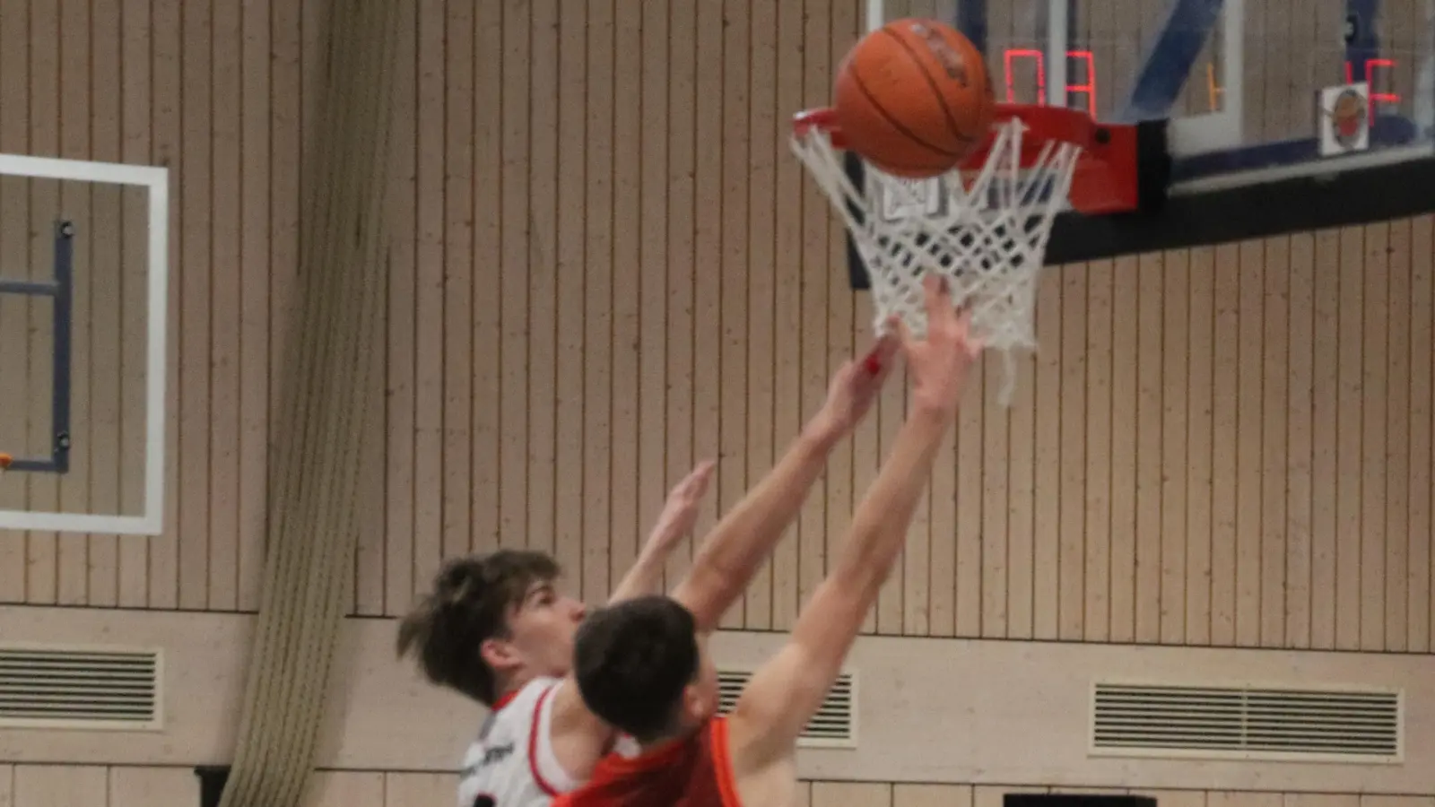 Es ging hoch her - hier der Kampf um den Rebound - die Hunters im weissen Trikot (Bild: Jürgen Masching)