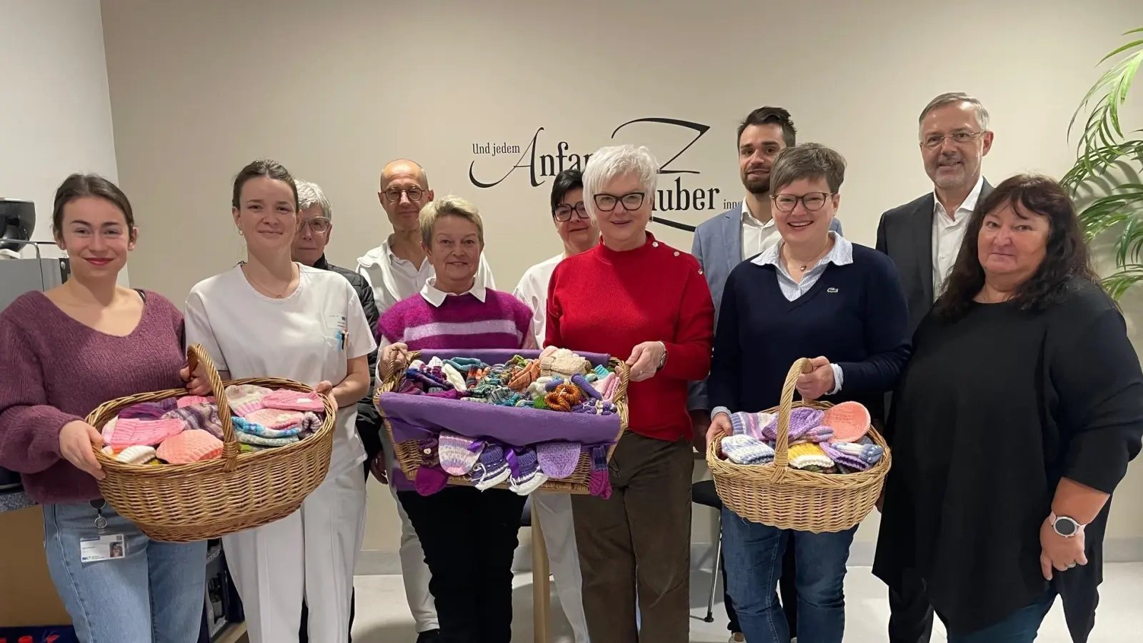 Eine Abordnung der Moosbacher Strickrunde beschenkte die Geburtshilfe am Klinikum Weiden körbeweise mit Söckchen und Mützchen für Neugeborene. (Bild: Friedrich Peterhans)