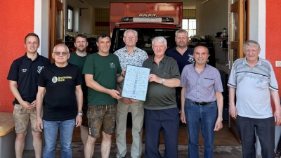 Von links: Martin Bauer (1.Bürgermeister), Herr Boden (Brauerei Bruckmüller), Dominik Dorner (1.Kommandant). Jim Sporrer (1.Vorst.) Albert Gschrey, Helmut Liebmann, Gerhard Gschrey (2. Kommandant) Birner Rudolf, Thomas Liebmann. (Bild: Jim Sporrer)