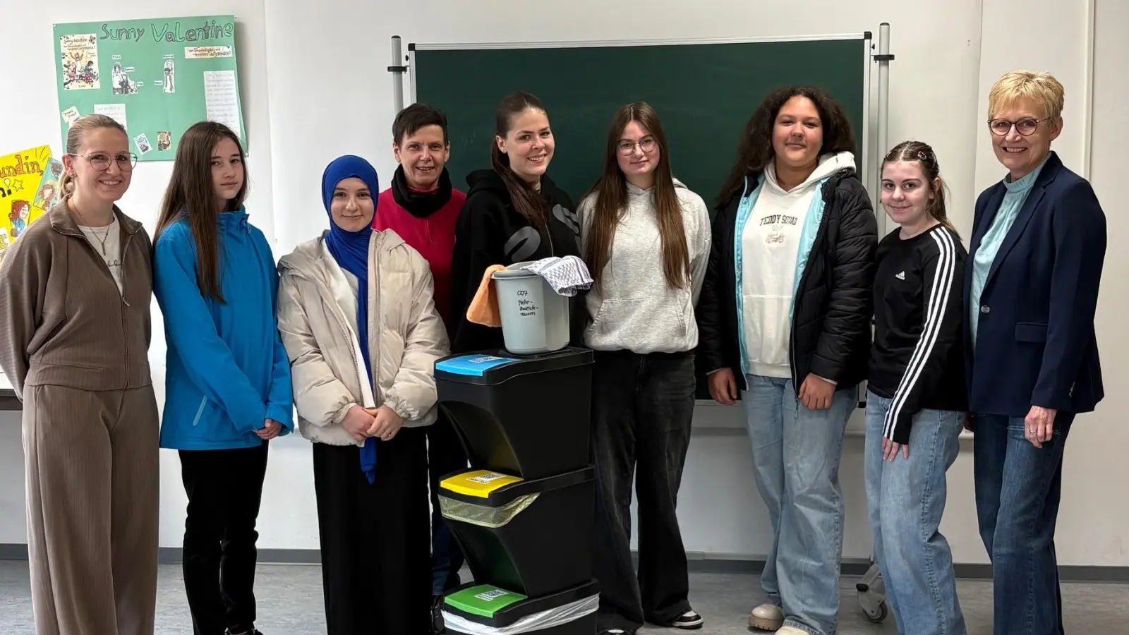 Schülerinnen der Klasse 8M mit Lehrerin Ulrike Wirth (links) und Fachlehrerin Edeltraud Fichtner (Vierte von links). (Bild: Ulrike Wirth)