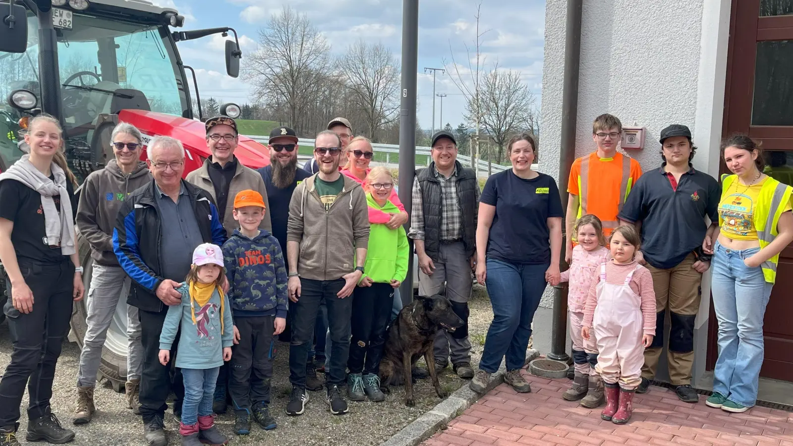 Viele fleißige Helfer unterstützten die Feuerwehr Roschau bei der Rama Dama Aktion (Bild: Peter Greiner)