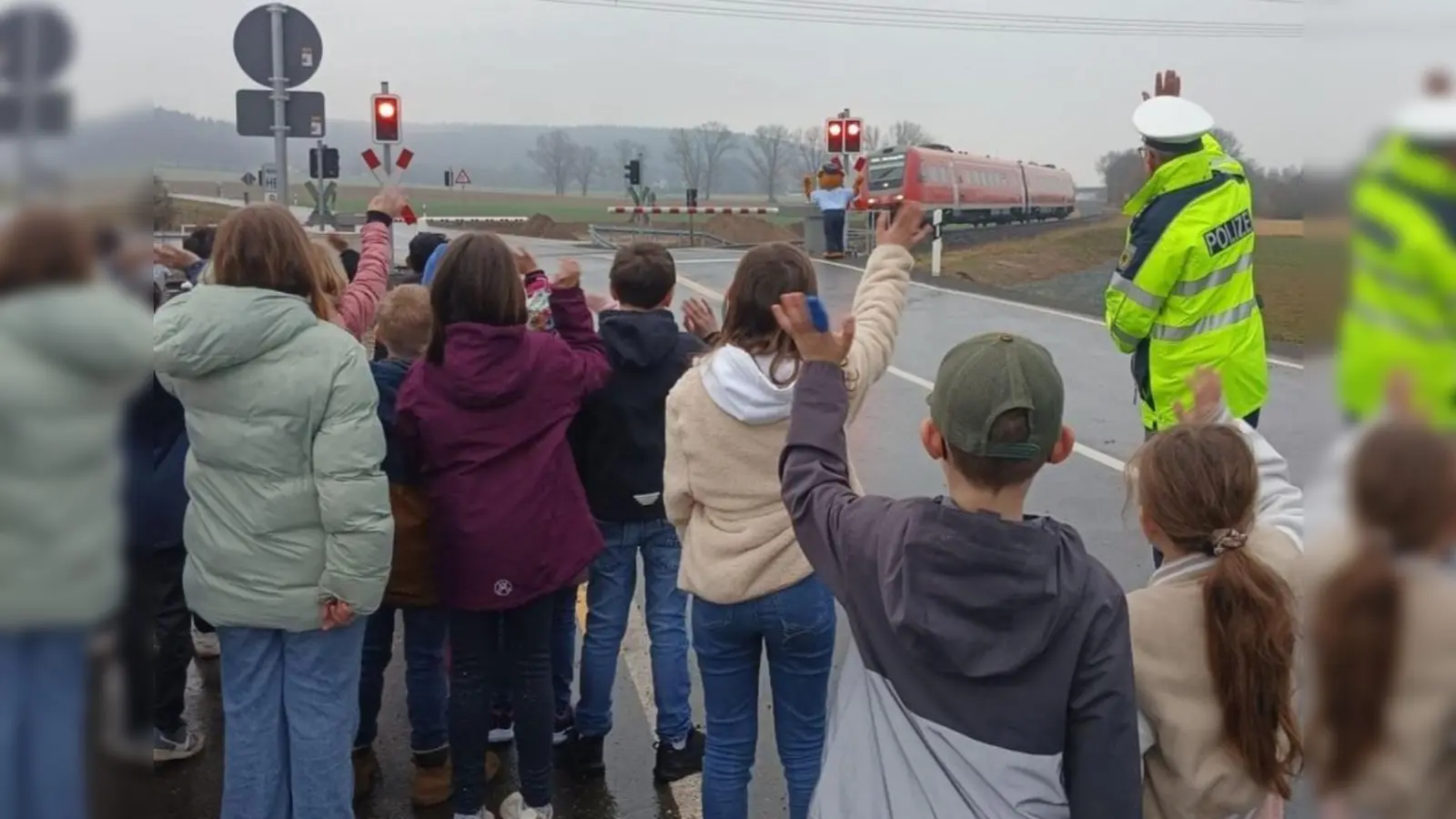 Gefahrenprävention vor Ort. Die Bundespolizei klärt auf.  (Bild: Claudia Spitzkopf)