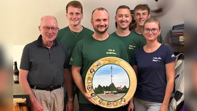 Schützenmeister Werner Gleißner (links) und die Kirwavorstände Philip Sellner (zweiter v. links) und Luis Kohl (zweiter v. rechts) mit Schützenkönig Johannes Weiß und den weiteren Gewinnern Maxime Roith und Julian Koller. (Bild: Larissa Koller)