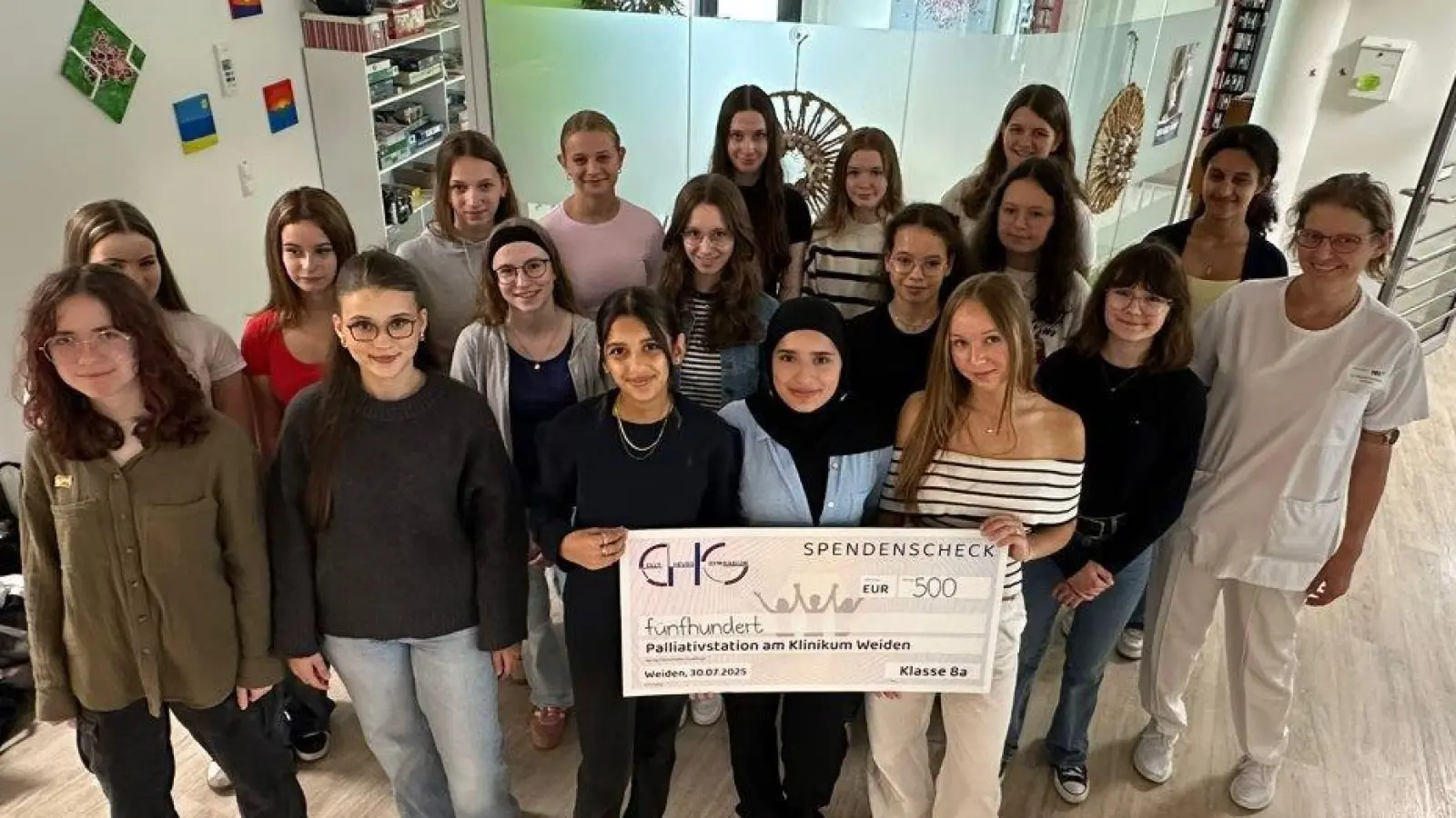 Palliativ-Chefärztin Dr. Stephanie Kuchlbauer (rechts) freut sich über eine 500-Euro-Spende der Klasse 8 a des Weidener Elly-Heutss-Gymnasiums.  (Bild: Friedrich Peterhans)