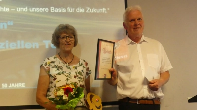 Dieter Sporr dankte seiner Frau für deren „Miterleben”. (Bild: Walther Hermann)