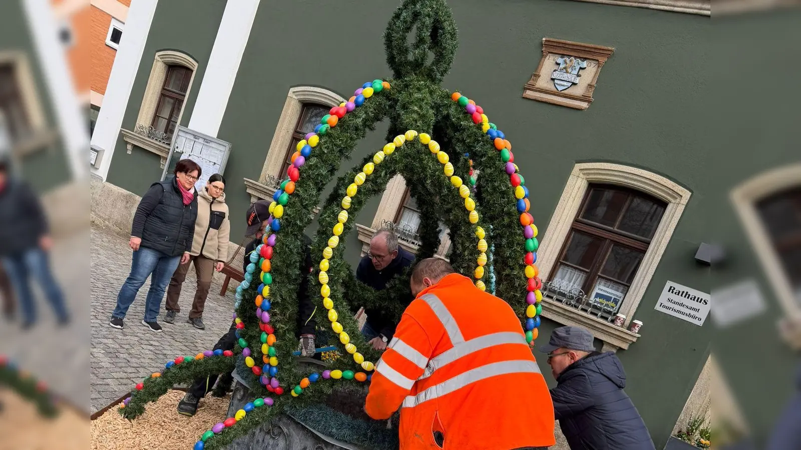 Mit vereinten Kräften kümmerten sich Mitglieder vom CSU-Ortsverband um das Aufstellen der Osterkrone. (Bild: Karl Ziegler)