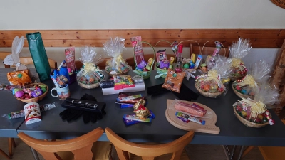 Ein reich gedeckter Tisch mit allen Preisen (Bild: Specht Katrin)