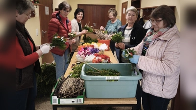 Mit Geschick und Geduld fertigen die Frauen wunderschöne Palmbüschel. (Bild: Elisabeth Bauer)