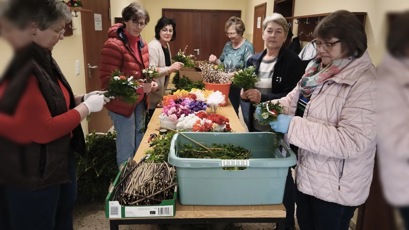 Mit Geschick und Geduld fertigen die Frauen wunderschöne Palmbüschel. (Bild: Elisabeth Bauer)