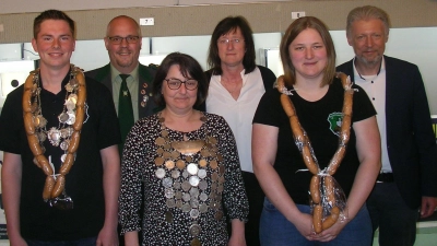 Von links: Vorjahres- und Vizejugendkönig Lukas Mark, 1. Schützenmeister Stephan Trautner, Schützenkönigin Doris Betz, Sportleiterin Angela Petersohn, Vorjahreskönigin Lisa Betz und Bürgermeister Lothar Müller. (Bild: Wilhelm Trisl)