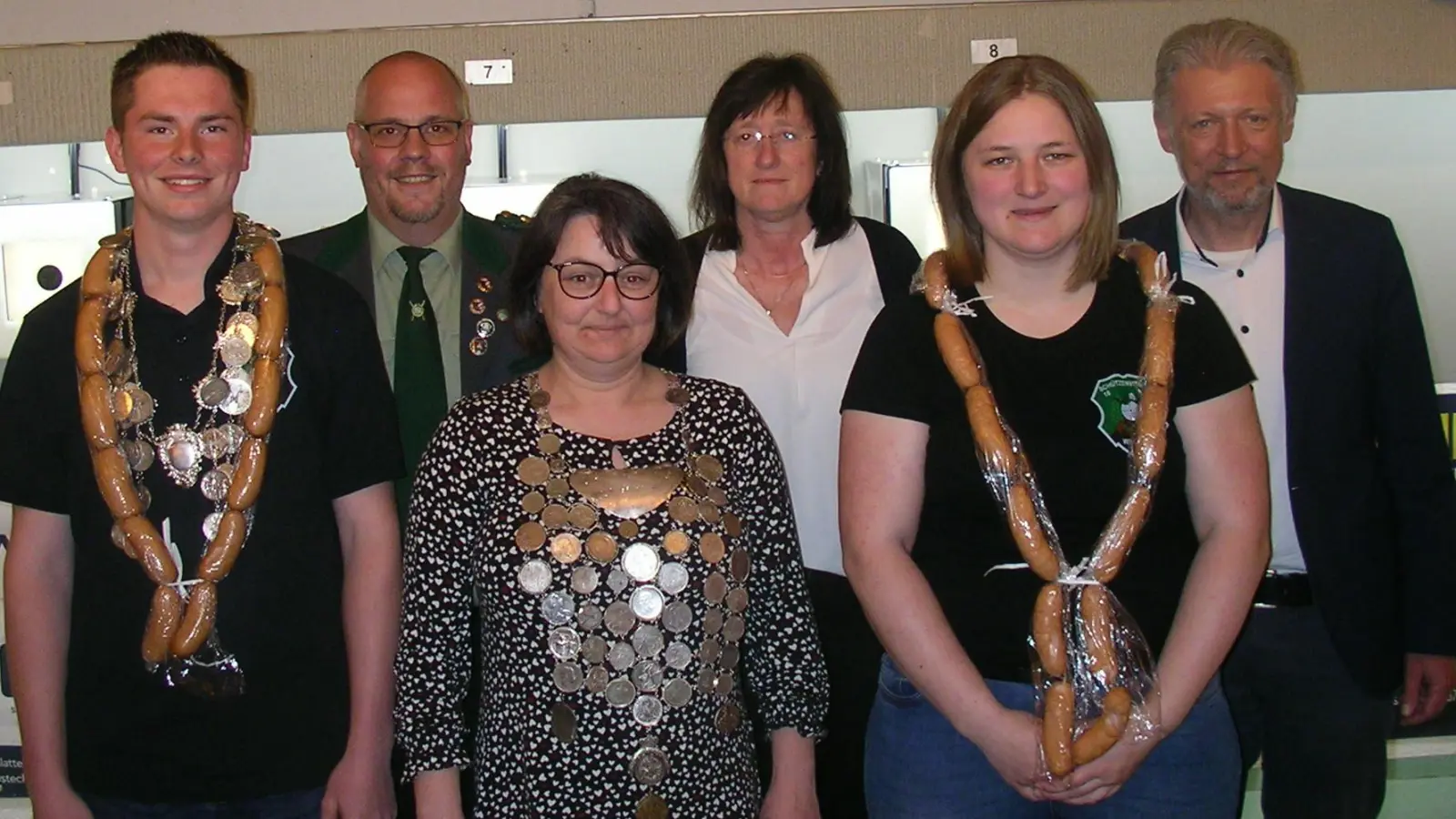 Von links: Vorjahres- und Vizejugendkönig Lukas Mark, 1. Schützenmeister Stephan Trautner, Schützenkönigin Doris Betz, Sportleiterin Angela Petersohn, Vorjahreskönigin Lisa Betz und Bürgermeister Lothar Müller. (Bild: Wilhelm Trisl)