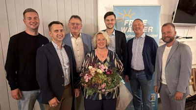 v.l. Schriftführer Daniel Winter, 3. Bürgermeister Manuel Plößner, stellvertretender Landrat und Stadtrat Hans-Martin Schertl, 1. Vorsitzende Barbara Streit, 2. Vorsitzender Frederic Pröls, Kassier Markus Scherl, MDL Bernd Heinisch (Bild: Manfred Wolf)