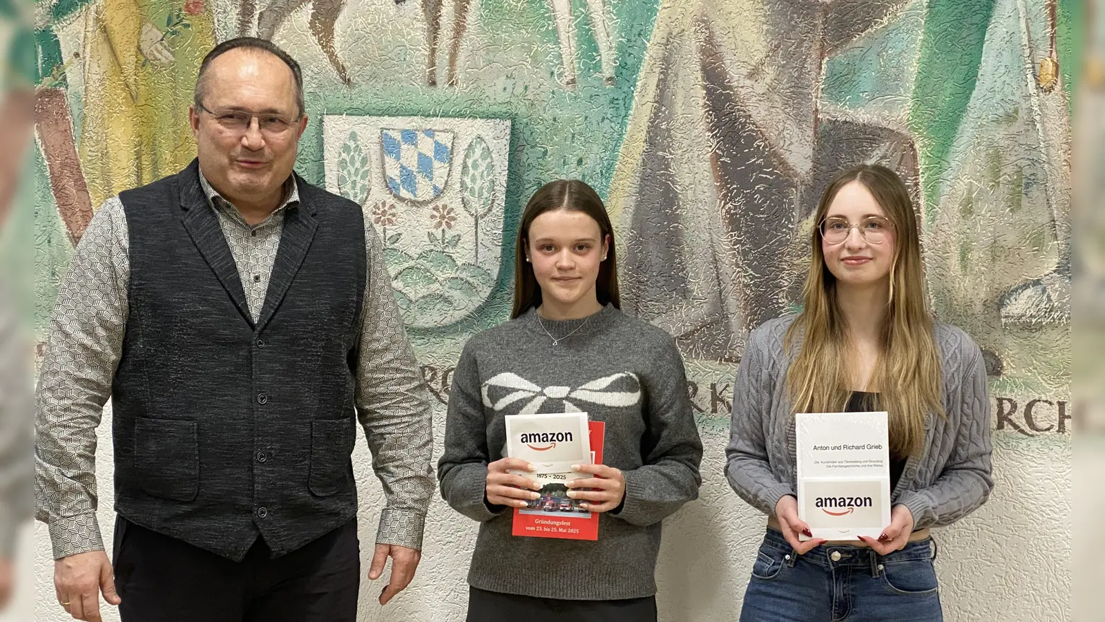 Bürgermeister Ludwig Gürtler gratuliert Lena Stock (Mitte) und Ieva Vaitkeviciute zu ihren herausragenden Leistungen. (Bild: Josef Glas)