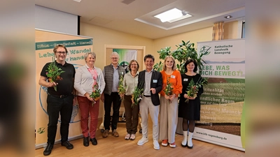 Der neu gewählte Diözesanvorstand: Thomas Schuster, Ernestine Gietl, Hans Kick, Christine Reitinger, Max Hastreiter, Sabine Kuran, Birgit Gösl (von links).  (Bild: Gaßner/exb)