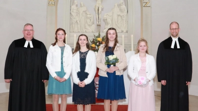 (von links) Erbendorfs Pfarrer Thomas Berthold mit den Konfirmandinnen Isabell Angermüller,<br>Clara Wunderer, Magdalena Gradewald und Alina Krause sowie Pfarrer Manuel Sauer aus Wildenreuth. (Bild: Jochen Neumann )