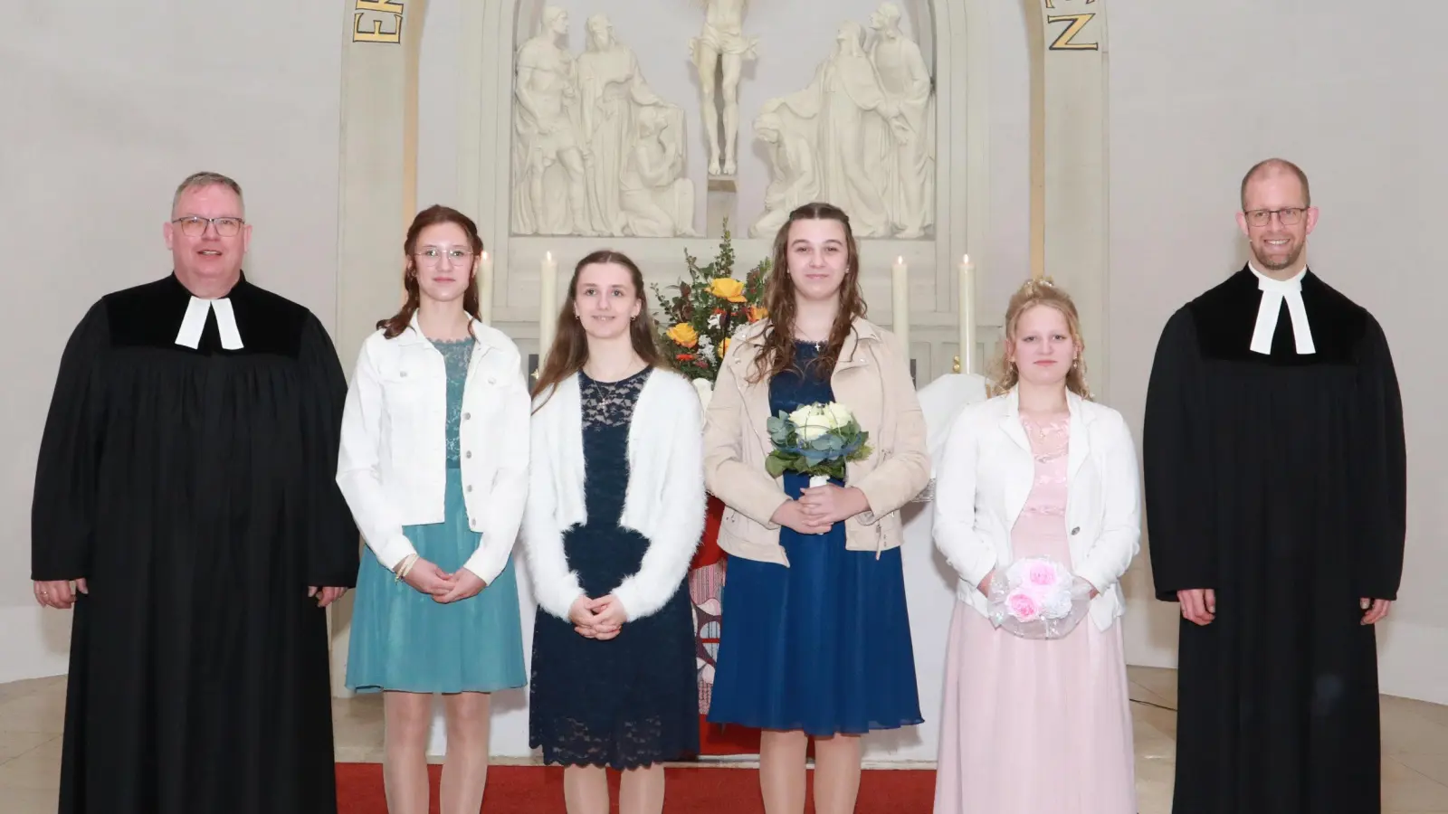 (von links) Erbendorfs Pfarrer Thomas Berthold mit den Konfirmandinnen Isabell Angermüller,<br>Clara Wunderer, Magdalena Gradewald und Alina Krause sowie Pfarrer Manuel Sauer aus Wildenreuth. (Bild: Jochen Neumann )