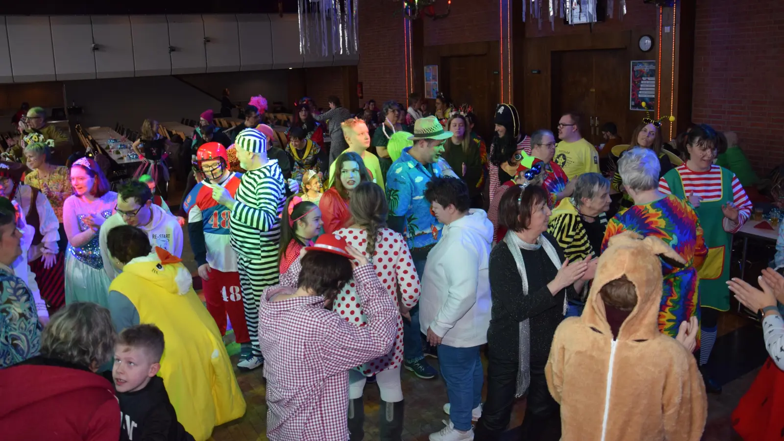 Ausgelassen wurde am Tag der Begegnung getanzt und gefeiert. (Bild: Tanja Pflaum)