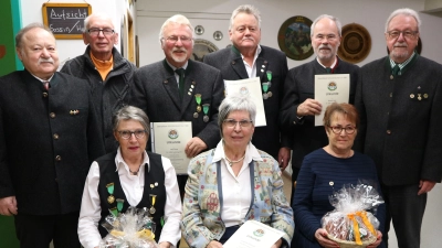 Die geehrten Mitglieder der „Jordanschützen”: v.l. Ehrenmitglied des OSB Ludwig Mayer, Gauschützenmeister Heinrich Fraunholz, Evelyn Pittroff, Otto Held, Gabriele Wennicke, Leopold Sassin, Robert Seel, Elke Auer und OSM Norbert Schmidt (Bild: Marion Schneider)