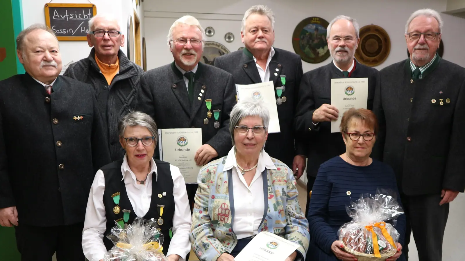 Die geehrten Mitglieder der „Jordanschützen”: v.l. Ehrenmitglied des OSB Ludwig Mayer, Gauschützenmeister Heinrich Fraunholz, Evelyn Pittroff, Otto Held, Gabriele Wennicke, Leopold Sassin, Robert Seel, Elke Auer und OSM Norbert Schmidt (Bild: Marion Schneider)
